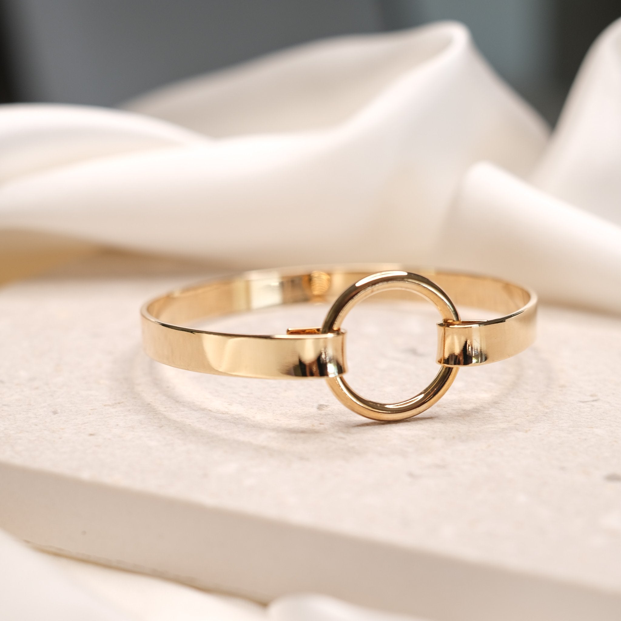 Gold Circle Hook Bracelet Bracelet Marandria