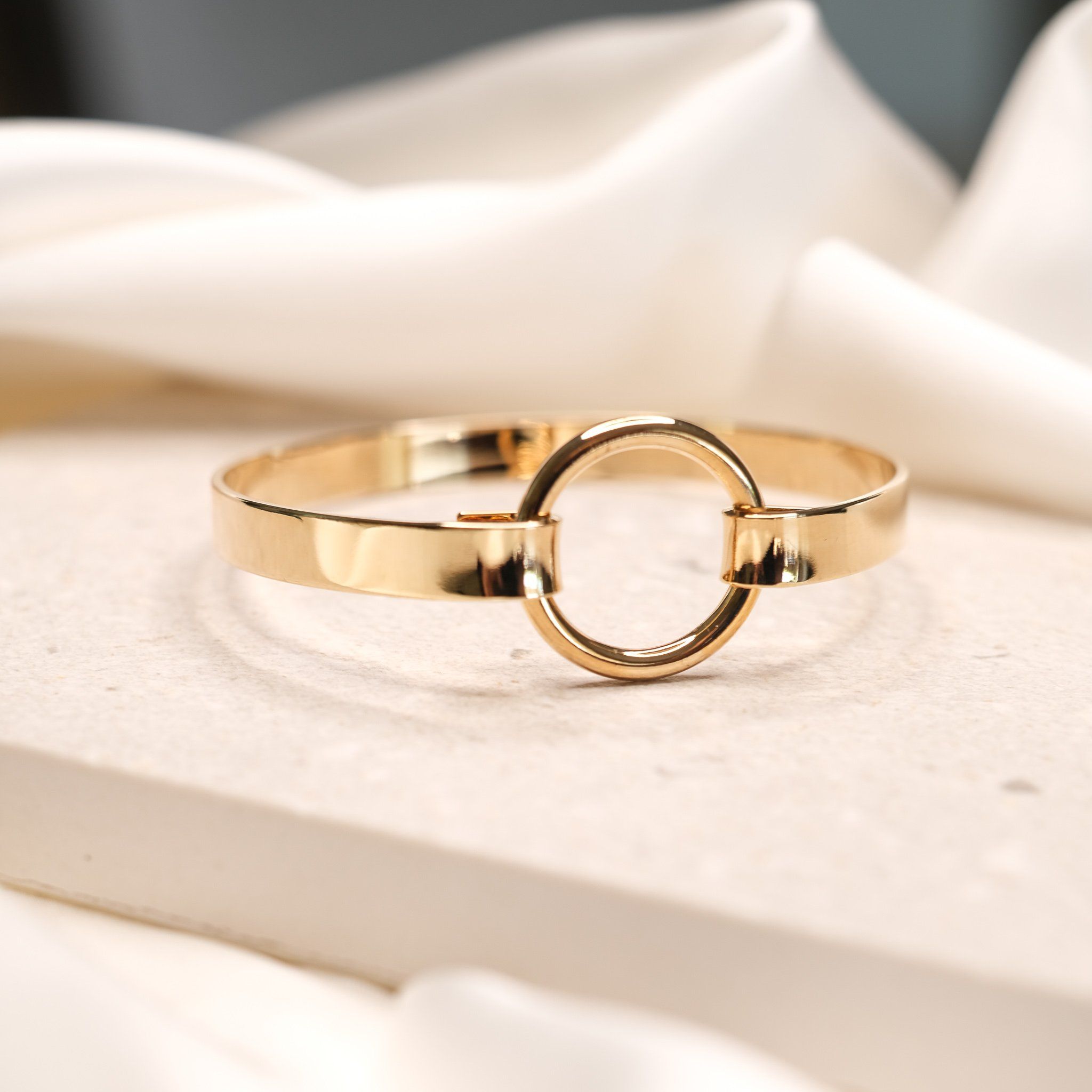 Gold Circle Hook Bracelet Bracelet Marandria