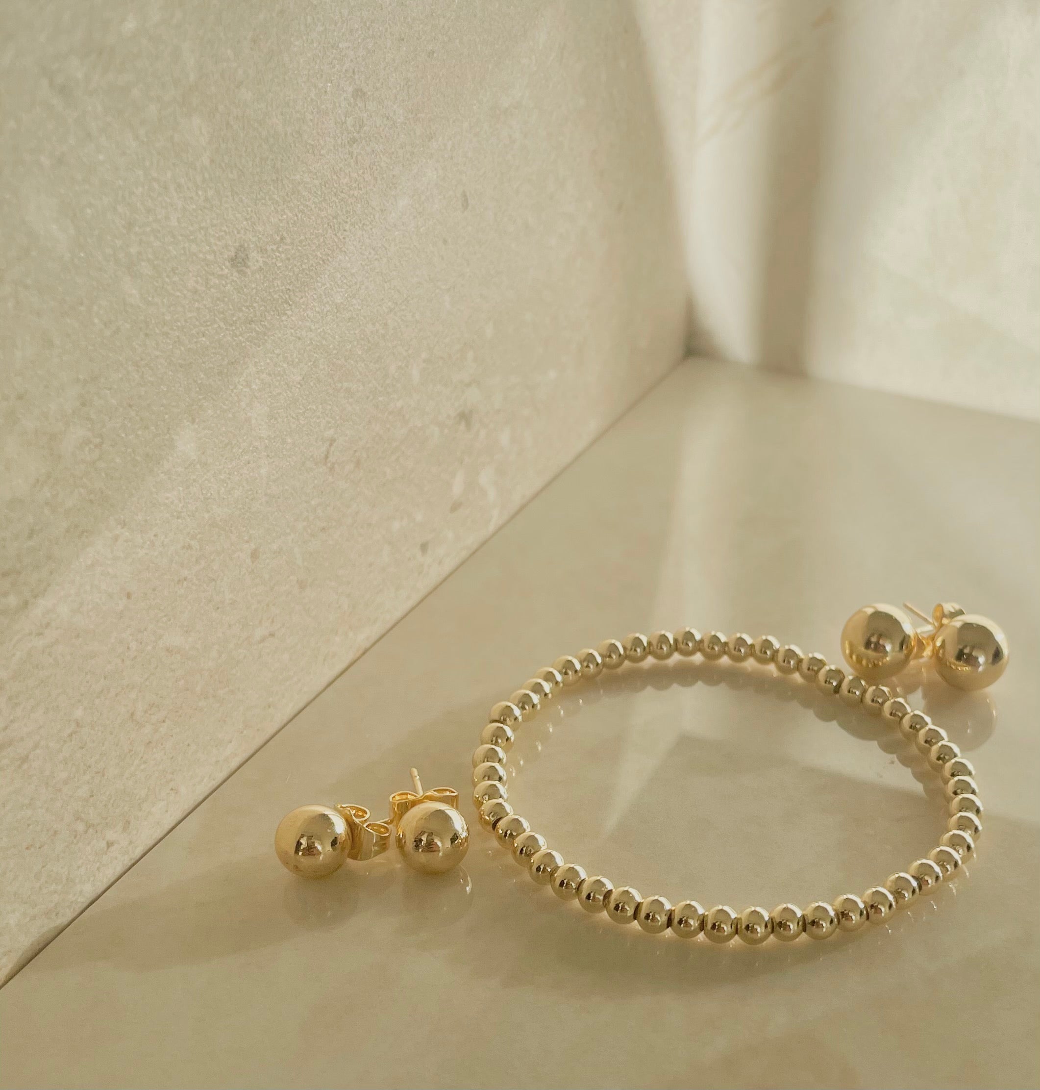 Gold circle ball stud earring 