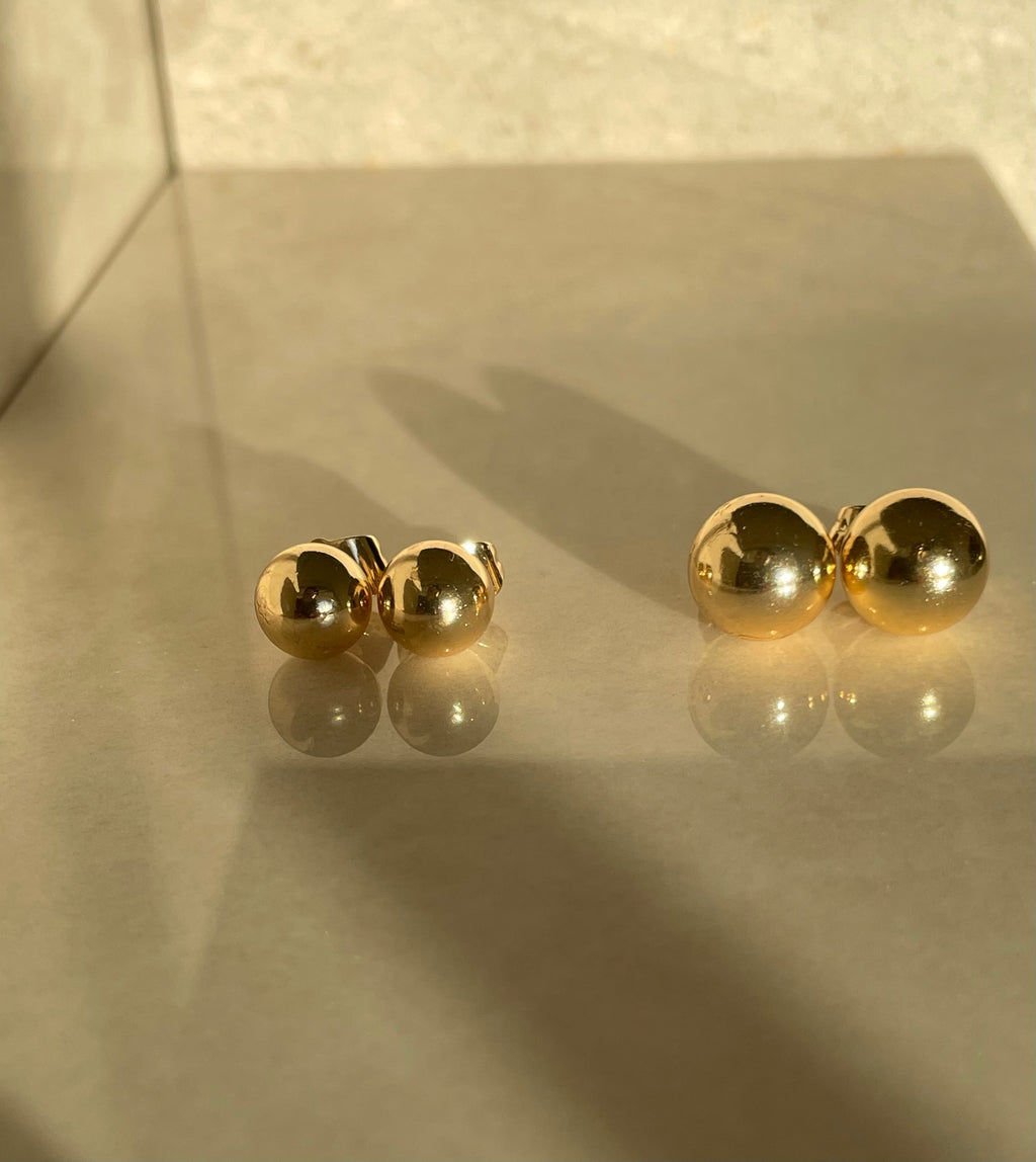 Gold circle ball stud earring 