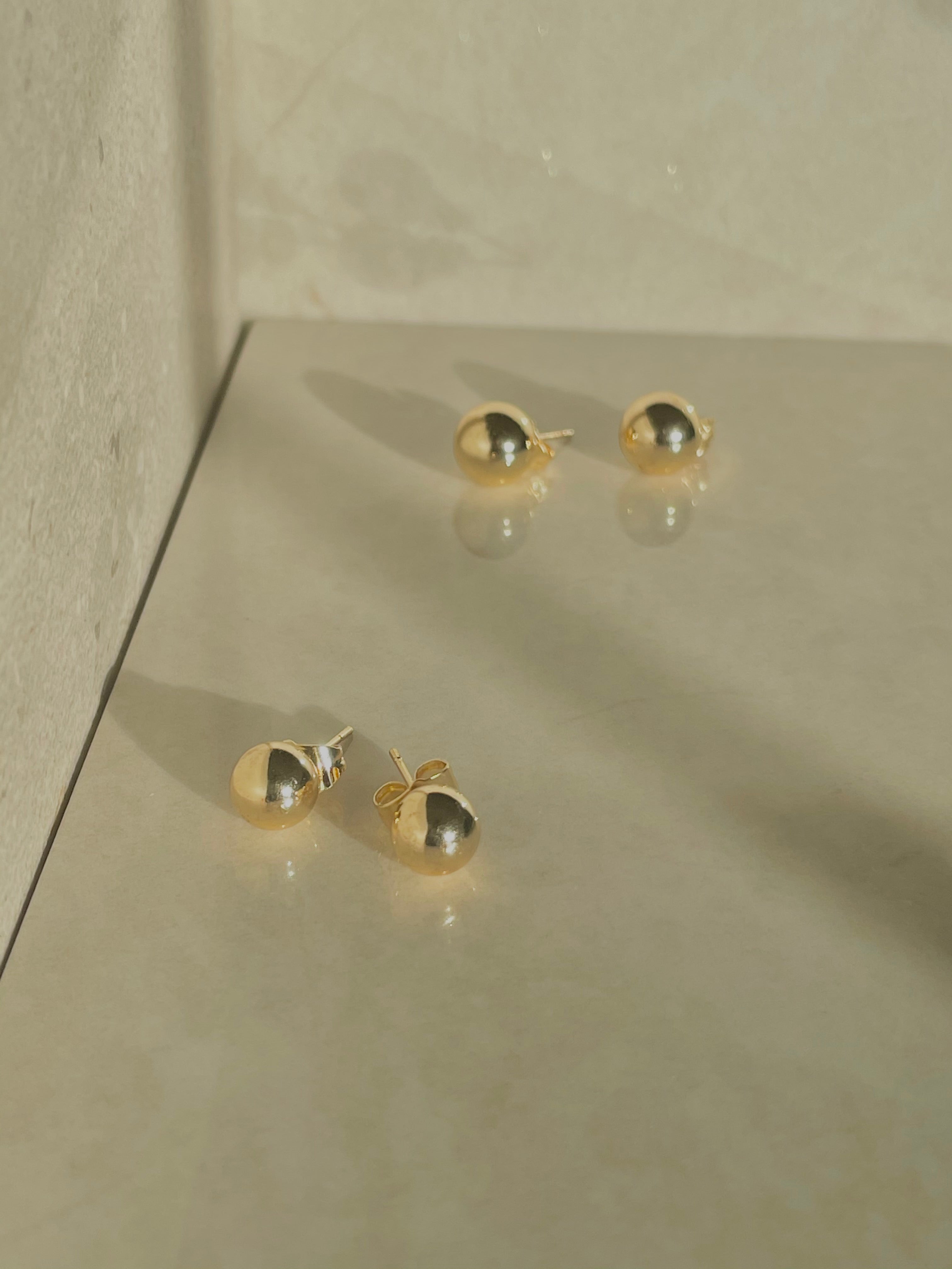 Gold circle ball stud earring 