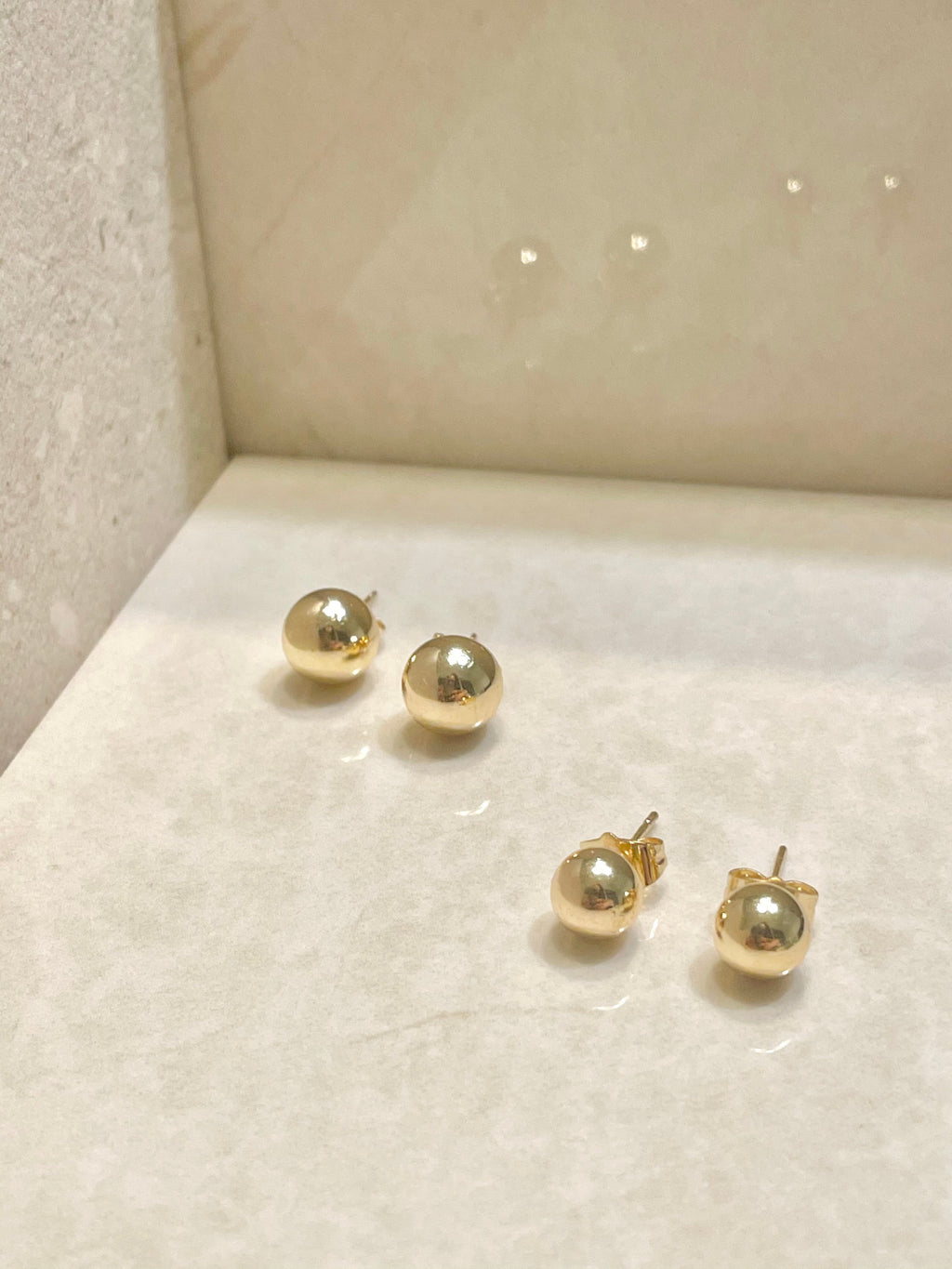 Gold circle ball stud earring 