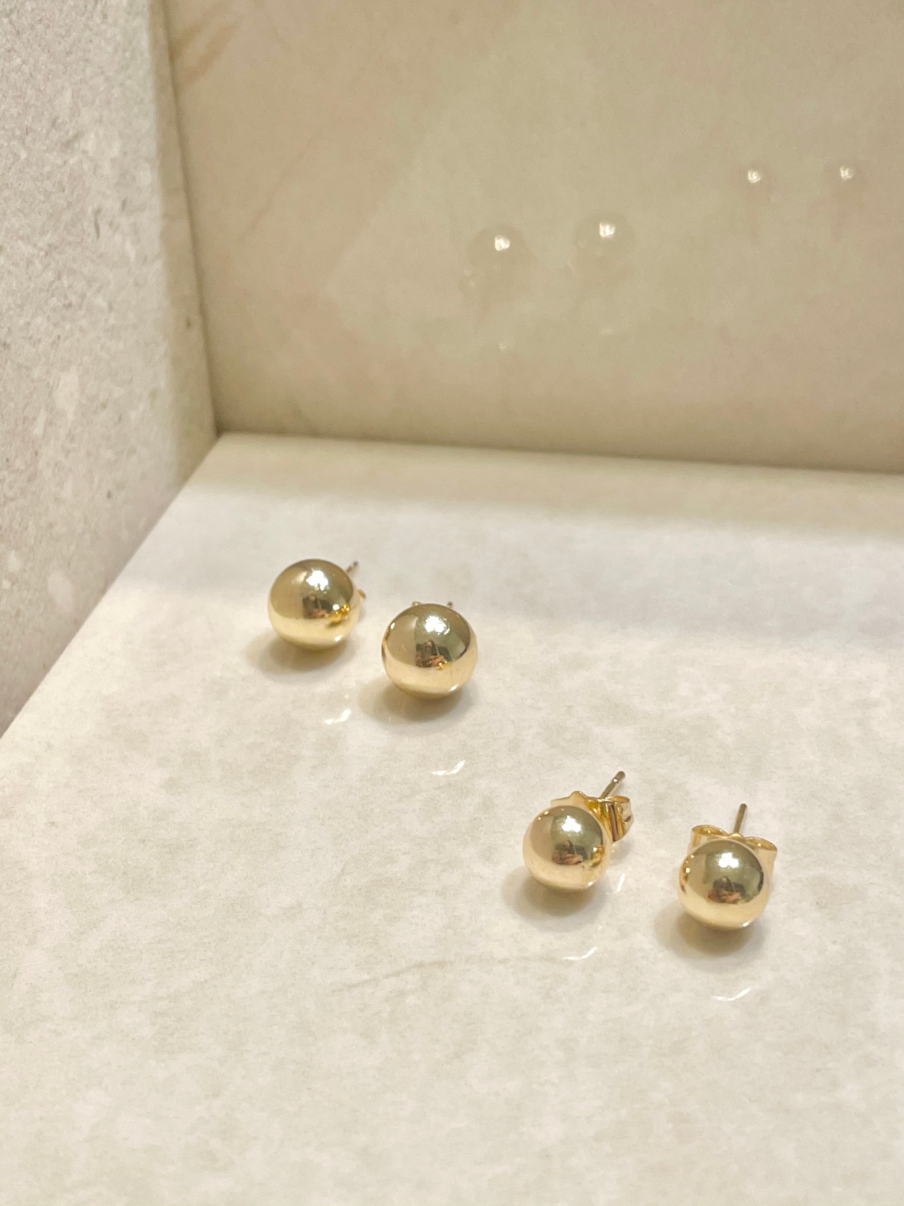 Gold circle ball stud earring 